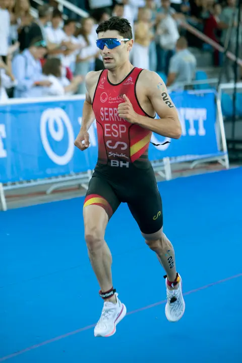 El espa&ntilde;ol Antonio Serrat, en una imagen de archivo, durante la prueba de la Copa del Mundo de Triatl&oacute;n disputada el a&ntilde;o pasado en Pontevedra. EFE/ Salvador Sas