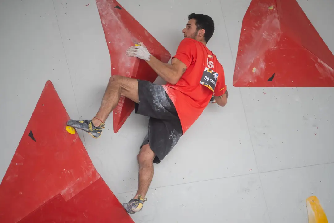 El espa&ntilde;ol Alberto Gin&eacute;s, campe&oacute;n ol&iacute;mpico de escalada deportiva en Tokio 2020 , en Budapest. EFE/EPA/Zoltan Balogh