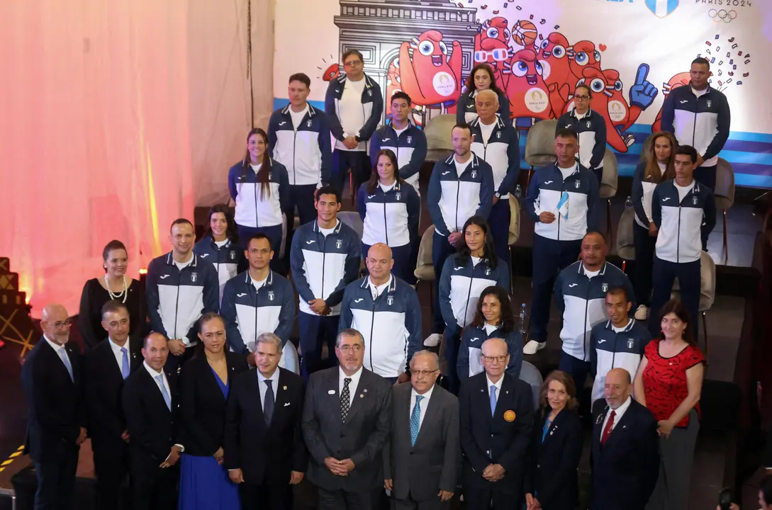 El presidente de Guatemala, Bernardo Ar&eacute;valo de Le&oacute;n (c-abajo), fue registrado este mi&eacute;rcoles, 3 de julio, al posar en medio de la delegaci&oacute;n de deportistas de su pa&iacute;s que competir&aacute;n en los Juegos Ol&iacute;mpicos de Par&iacute;s 2024, en Ciudad de Guatemala (Guatemala).. EFE/ Fernando Ruiz
