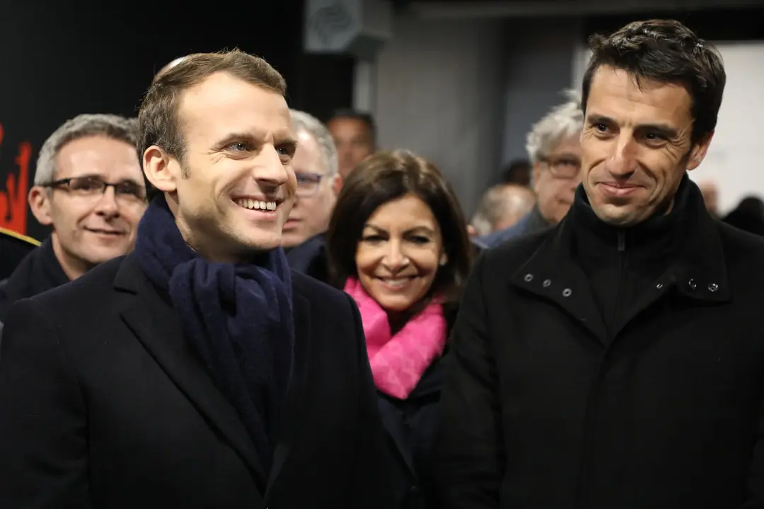 El presidente franc&eacute;s Emmanuel Macron, la alcaldesa de Par&iacute;s, Anne Hidalgo, y el presidente del comit&eacute; organizador de los Juegos, Tony Estanguet, en un imagen de 2018. EFE/Ludovic Marin/Archivo