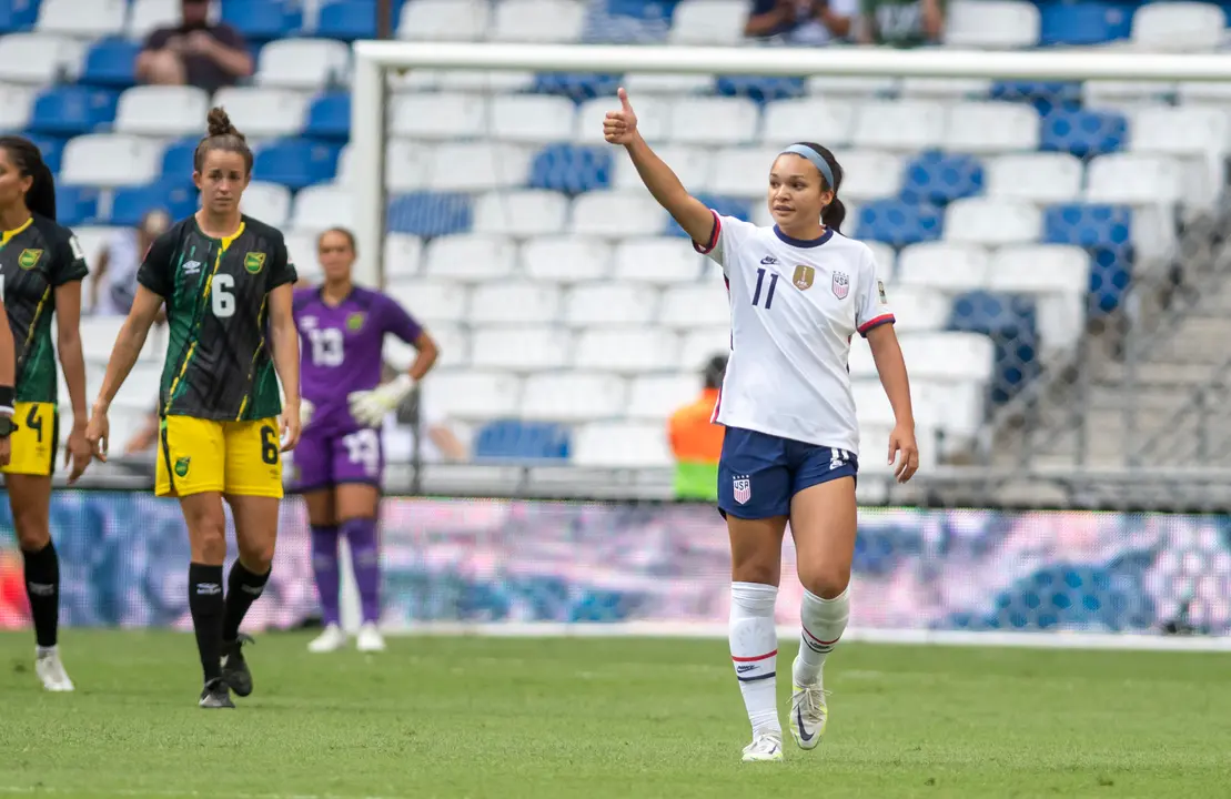Fotograf&iacute;a de archivo en la que se registr&oacute; a la delantera estadounidense Sophia Smith (d) al celebrar un gol con la selecci&oacute;n femenina de f&uacute;tbol de su pa&iacute;s, en Monterrey (M&eacute;xico). Smith anot&oacute; el gol del triunfo de su seleccionado por 1-0 sobre M&eacute;xico en partido amistoso. EFE/Miguel Sierra
