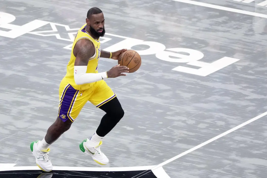 LeBron James en un partido de la NBA entre Memphis Grizzlies y Los &Aacute;ngeles Lakers en el FedEx Forum en Memphis (EE.UU.). EFE/ Karen Pulfer Focht/Archivo