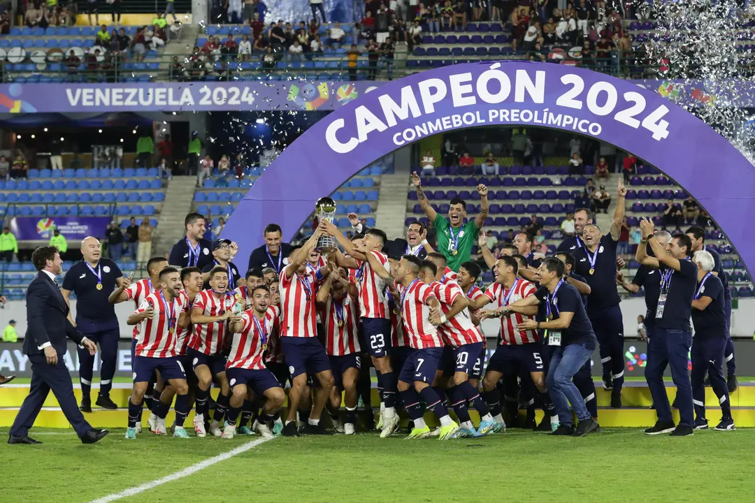 La selecci&oacute;n sub-23 de Paraguay alcan&oacute; el 11 de febrero de 2024 su clasificaci&oacute;n para los Juegos Ol&iacute;mpicos de Par&iacute;s como campe&oacute;n del torneo sudamericano jugado en Venezuela.. Ahora pretende obtener una nueva medalla ol&iacute;mpica, como hace 20 a&ntilde;os lo hizo en Atenas otro equipo del pa&iacute;s que se alz&oacute; con la plata. EFE/ Rayner Pe&ntilde;a R (Archivo)