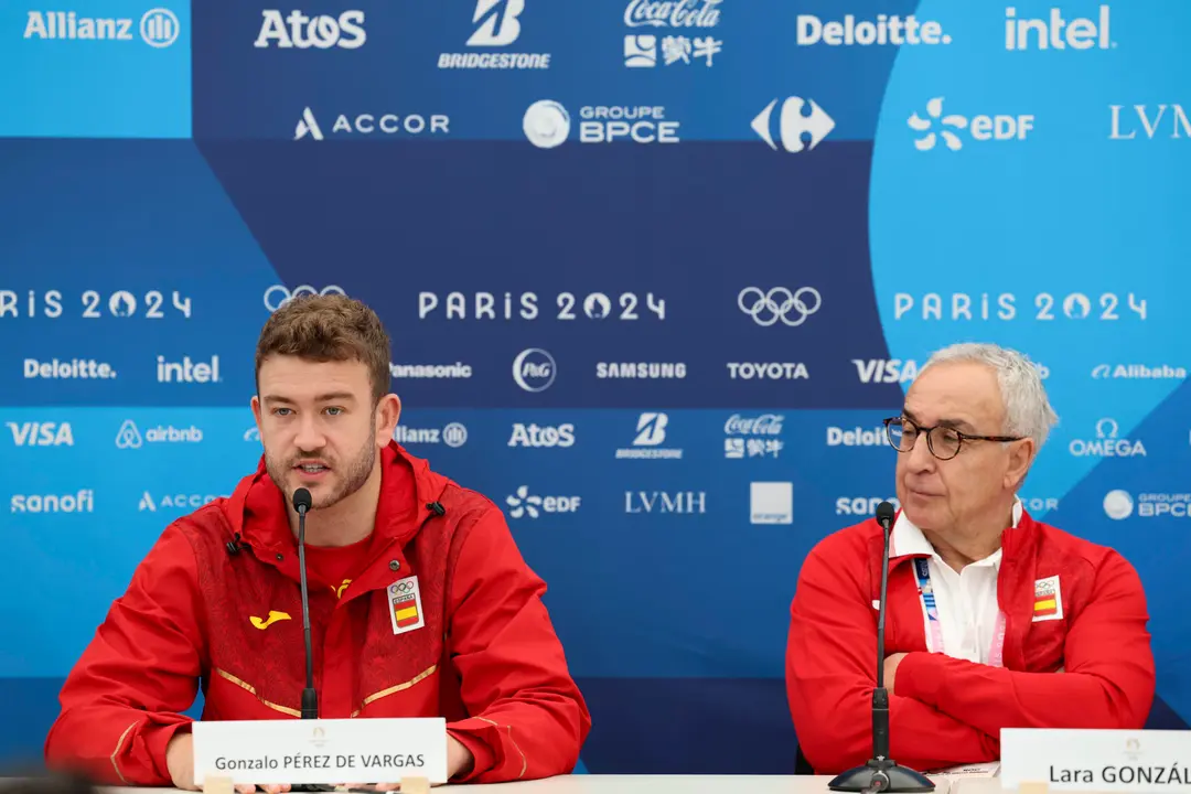 El portero de la selecci&oacute;n ol&iacute;mpica de Balonmano Gonzalo P&eacute;rez de Vargas (i), durante la rueda de prensa que ha ofrecido en la capital francesa de cara a su participaci&oacute;n en los Juegos Ol&iacute;mpicos de Par&iacute;s 2024. Junto a &eacute;l, el presidente del Comit&eacute; Ol&iacute;mpico Espa&ntilde;ol (COE), Alejandro Blanco.EFE/ Sashenka Guti&eacute;rrez