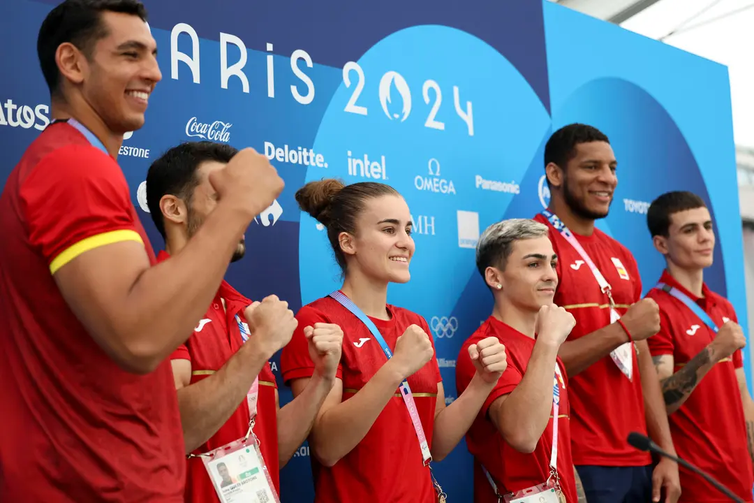 (De izq a der) Los integrantes del equipo ol&iacute;mpico espa&ntilde;ol de boxeo Ayoub Ghadfa, Jos&eacute; Quiles, Laura Fuertes, Rafa Lozano Jr., Enmanuel Reyes Pla y Olier Ibarretxe posan durante la rueda de prensa convocada por el equipo de cara a su participaci&oacute;n en los Juegos Ol&iacute;mpicos de Par&iacute;s 2024, este mi&eacute;rcoles, en la capital francesa. EFE/Sashenka Guti&eacute;rrez