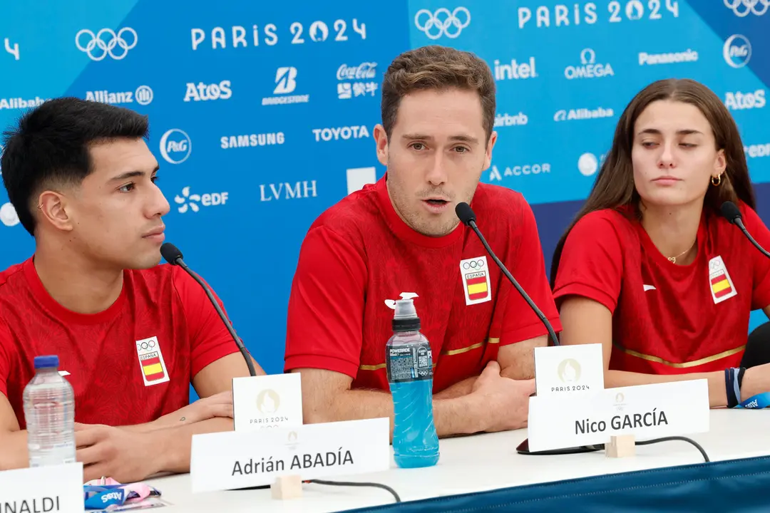 Los integrantes del ol&iacute;mpico espa&ntilde;ol de saltos Nico Garc&iacute;a (c), Adri&aacute;n Abad&iacute;a (i) y Ana Carvajal (d), durante una rueda de prensa convocada por el equipo de cara a su participaci&oacute;n en los Juegos Ol&iacute;mpicos de Par&iacute;s 2024. EFE/ Chema Moya
