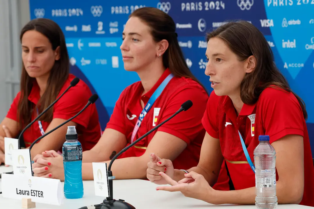 Las integrantes del equipo femenino ol&iacute;mpico espa&ntilde;ol de waterpolo (de i a d) Anni Espar, Maica Garc&iacute;a y Laura Ester ofrecen una rueda de prensa convocada por el equipo de cara a su participaci&oacute;n en los Juegos Ol&iacute;mpicos de Par&iacute;s 2024. EFE/ Chema Moya