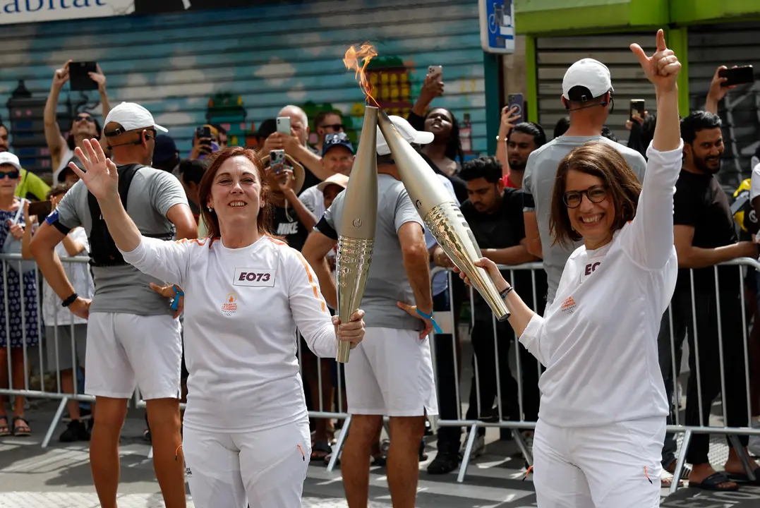 La periodista del departamento de deportes de la Agencia EFE Natalia Arriaga (i), este jueves en el relevo de la antorcha ol&iacute;mpica de Par&iacute;s 2024. EFE/Julio Mu&ntilde;oz