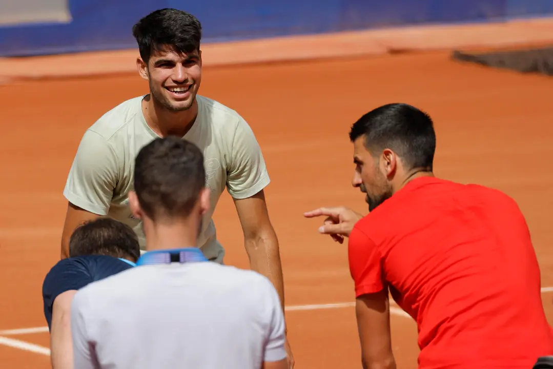Carlos Alcaraz y Novak Djokovic, este jueves en Par&iacute;s. EFE/ Lavandeira Jr