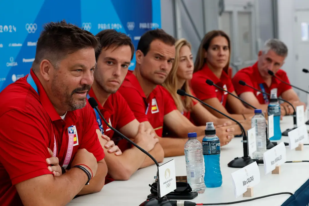 Los integrantes del ol&iacute;mpico espa&ntilde;ol de hockey: los capitanes Marc Miralles (2i) y &Aacute;lvaro Iglesias (3i); el entrenador Max Caldas (i); las capitanas Mar&iacute;a L&oacute;pez y Xantal Gin&eacute; (2d) y el entrenador Carlos Garc&iacute;a Cuenca, posan durante una rueda de prensa convocada por el equipo de cara a su participaci&oacute;n en los Juegos Ol&iacute;mpicos de Par&iacute;s 2024. EFE/ Chema Moya