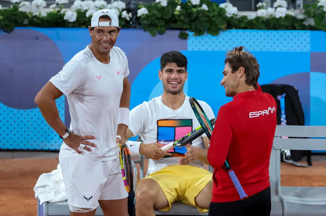 El tenista Rafa Nadal (i) durante un entrenamiento con su compa&ntilde;ero, Carlos Alcaraz (C), y con el otro dueto espa&ntilde;ol, formado por Marcel Granollers y Pablo Carre&ntilde;o, en el marco de los Juegos Ol&iacute;mpicos de Par&iacute;s 2024. A la derecha, el seleccionador, David Ferrer. EFE/ Kiko Huesca