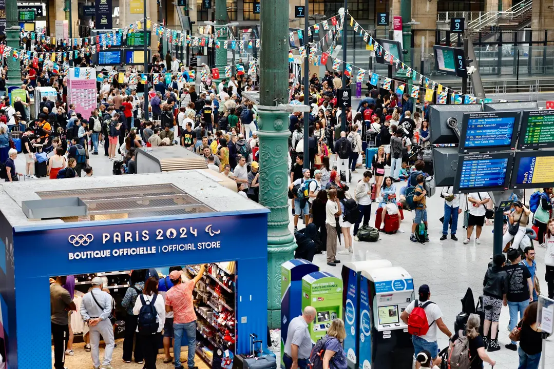 Pasajeros esperan en la estacion de Gare du Nord en Par&iacute;s este viernes. EFE/EPA/RITCHIE B. TONGO
