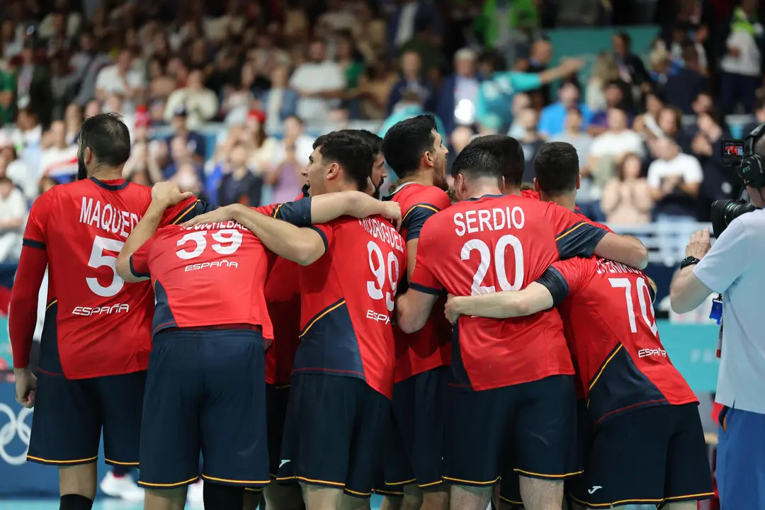 La selecci&oacute;n espa&ntilde;ola de balonmano celebra su victoria al finalizar el partido de balonmano entre Espa&ntilde;a y Eslovenia en la fase preliminar de los Juegos Ol&iacute;mpicos Par&iacute;s 2024, en Par&iacute;s, Francia. EFE/ Miguel Guti&eacute;rrez
