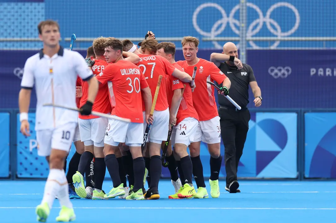 La selecci&oacute;n brit&aacute;nica celebra un tanto marcado a Espa&ntilde;a durante su partido de hockey de los Juegos Ol&iacute;mpicos de Par&iacute;s 2024 disputado este s&aacute;bado en el estadio Yves-du-Manoir. EFE/ Sashenka Guti&eacute;rrez