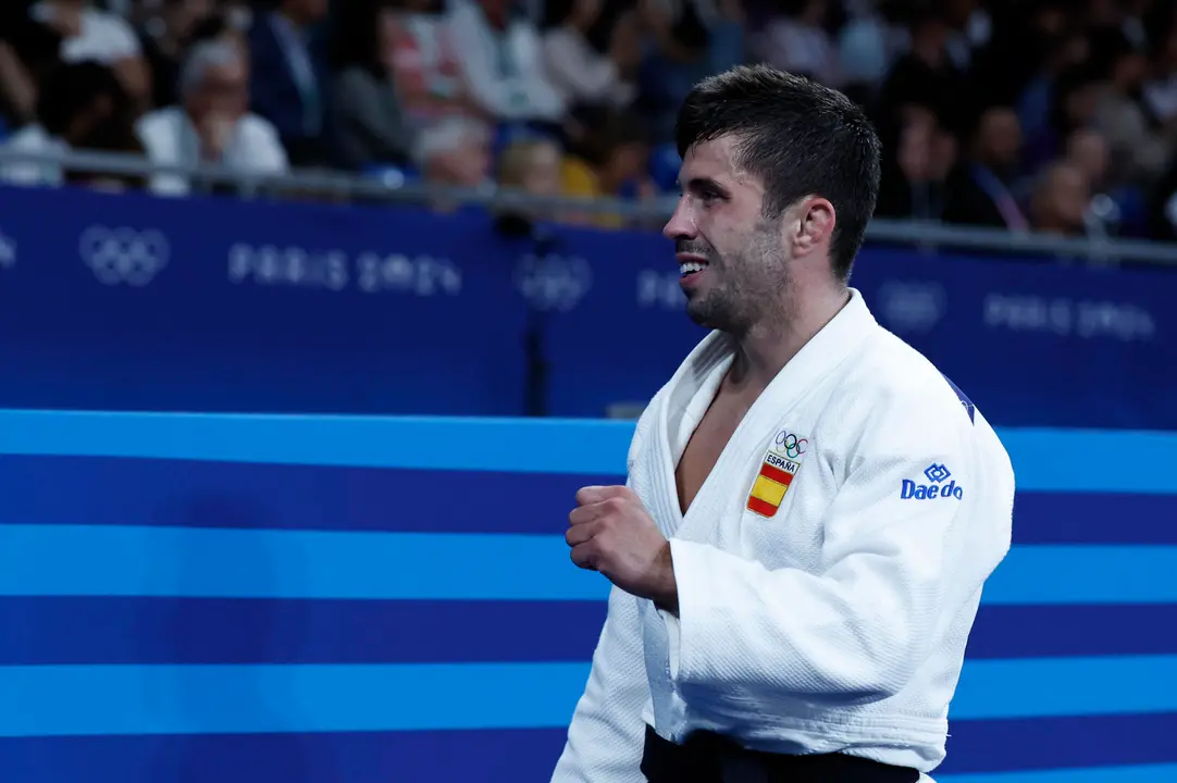El judoca espa&ntilde;ol Francisco Garrig&oacute;s celebra tras imponerse al belga Horre Verstraeten en su combate en la categor&iacute;a masculina -60 kilos de los Juegos Ol&iacute;mpicos de Par&iacute;s 2024 disputado este s&aacute;bado en Par&iacute;s. EFE/ Chema Moya
