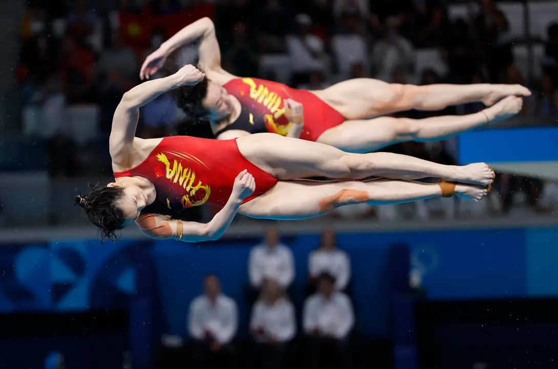 Las chinas Yiwen Chen y Yani Chang se convirtieron en las primeras campeonas ol&iacute;mpicas de saltos de los Juegos de Par&iacute;s tras imponerse este s&aacute;bado en la final femenina de sincronizados desde trampol&iacute;n de 3 metros. EFE/EPA/MAST IRHAM