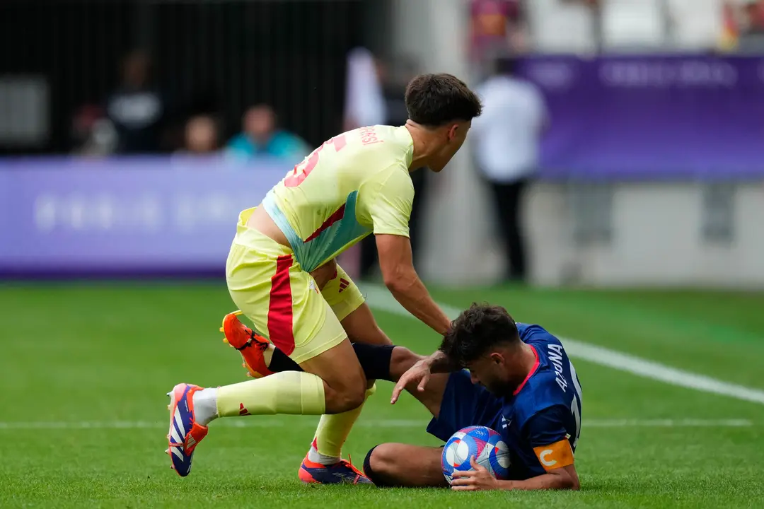 El delantero Edison Azcona (d) de Rep&uacute;blica Dominicana disputa un bal&oacute;n ante el defensa espa&ntilde;ol Pau Cubars&iacute; durante el partido de f&uacute;tbol masculino del Grupo C de primera ronda de los Juegos Ol&iacute;mpicos de Par&iacute;s 2024, entre R.Dominicana y Espa&ntilde;a, celebrado, en el Estadio de Burdeos (Francia). EFE/ M.Reino