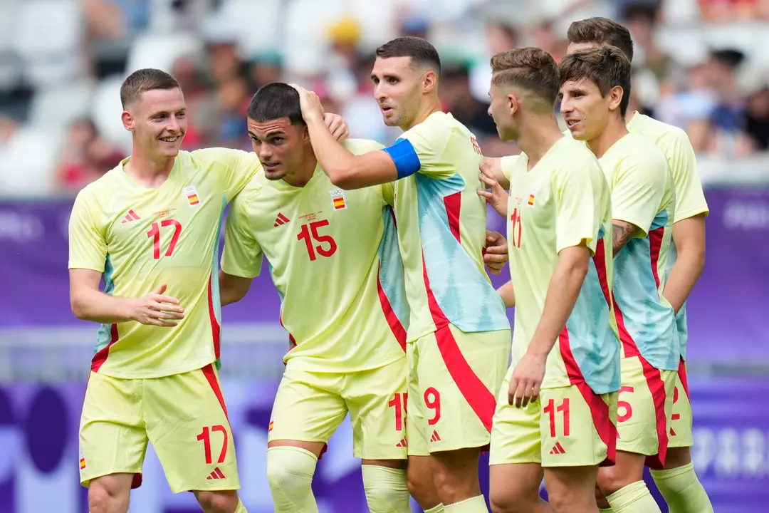 El defensa espa&ntilde;ol Miguel Guti&eacute;rrez (2i) celebra tras anotar el 1-3 ante R.Dominicana durante el partido del Grupo C de f&uacute;tbol masculino de los Juegos Ol&iacute;mpicos de Par&iacute;s 2024 disputado este s&aacute;bado en el Estadio de Burdeos. EFE/ M. Reino