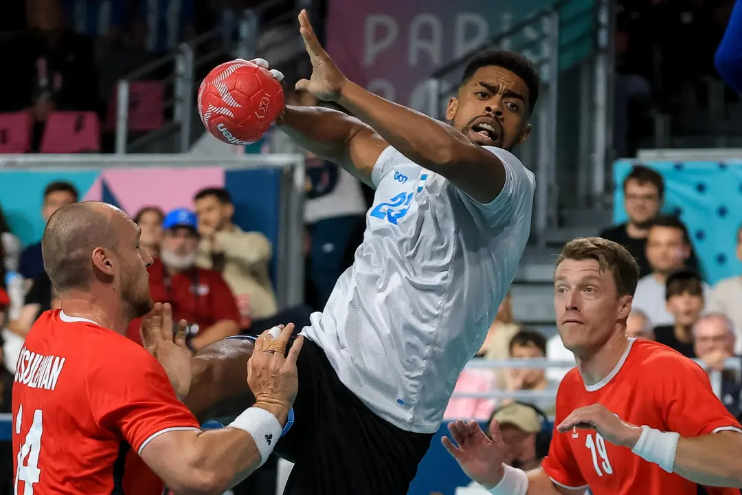 El argentino James Parker (c) en acci&oacute;n ante el noruego Christian Osullivan durante el debut de Noruega y Argentina en los Juegos de Par&iacute;s. EFE/EPA/MARTIN DIVISEK