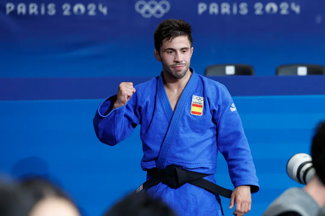 El judoca espa&ntilde;ol Francisco Garrigos tras lograr la medalla de bronce al finalizar su combate de Judo -60 kg Masculino ante el georgiano Giorgi Sardalashvili, durante los Juegos Ol&iacute;mpicos de Par&iacute;s 2024 este s&aacute;bado, en la capital francesa. EFE/ Chema Moya