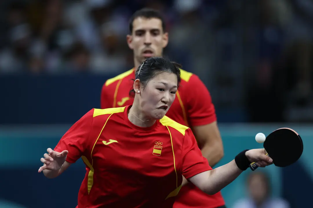La pareja espa&ntilde;ola, Mar&iacute;a Xiao y &Aacute;lvaro Robles, durante el partido de Octavos de Final de Dobles Mixto de Tenis de Mesa, disputado ante la pareja brasile&ntilde;a compuesta por Vitor Ishiy y Bruna Takahashi, en los Juegos Ol&iacute;mpicos de Par&iacute;s 2024 este s&aacute;bado, en la capital francesa. EFE/ Kiko Huesca