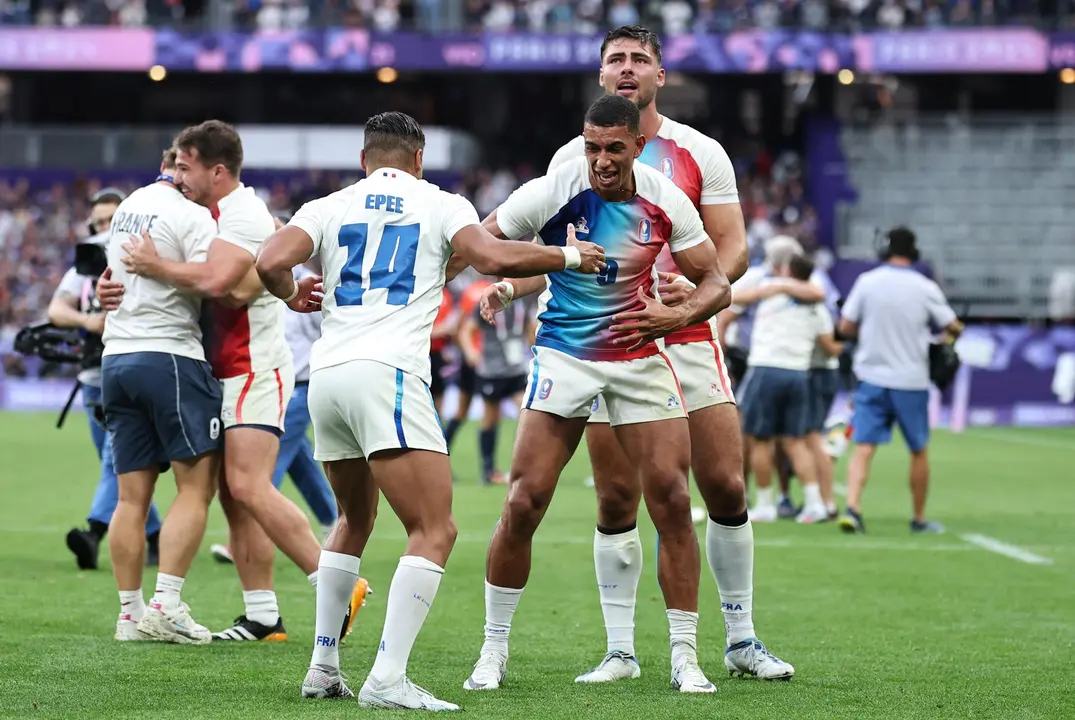 La selecci&oacute;n francesa de rugby 7 celebra el oro en Saint Denis, Par&iacute;s, Francia. EFE/EPA/CHRISTOPHE PETIT TESSON