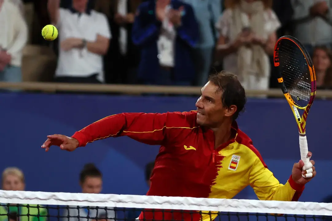 Rafael Nadal celebra la victoria en el partido de dobles frente a los argentinos M&aacute;ximo Gonz&aacute;lez y Andr&eacute;s Molteni, correspondiente a la primera ronda de dobles masculino de tenis de los Juegos Ol&iacute;mpicos de Par&iacute;s 2024 en la pista Phillipe Chatrier de Par&iacute;s.EFE/EPA/DIVYAKANT SOLANKI