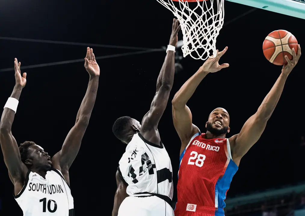 Ismael Romero, de Puerto Rico, ante t Peter Jok, de Sud&aacute;n del Sur, durante el partido disputado este domingo, EFE/EPA/ALEX PLAVEVSKI