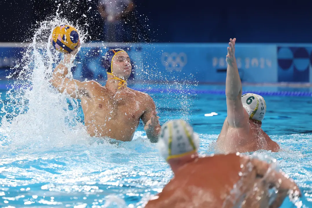 El jugador espa&ntilde;ol Alberto Munarriz (i) ante la defensa del australiano Lachlan Edwards (d) durante el partido de waterpolo de este domingo. EFE/ Kiko Huesca