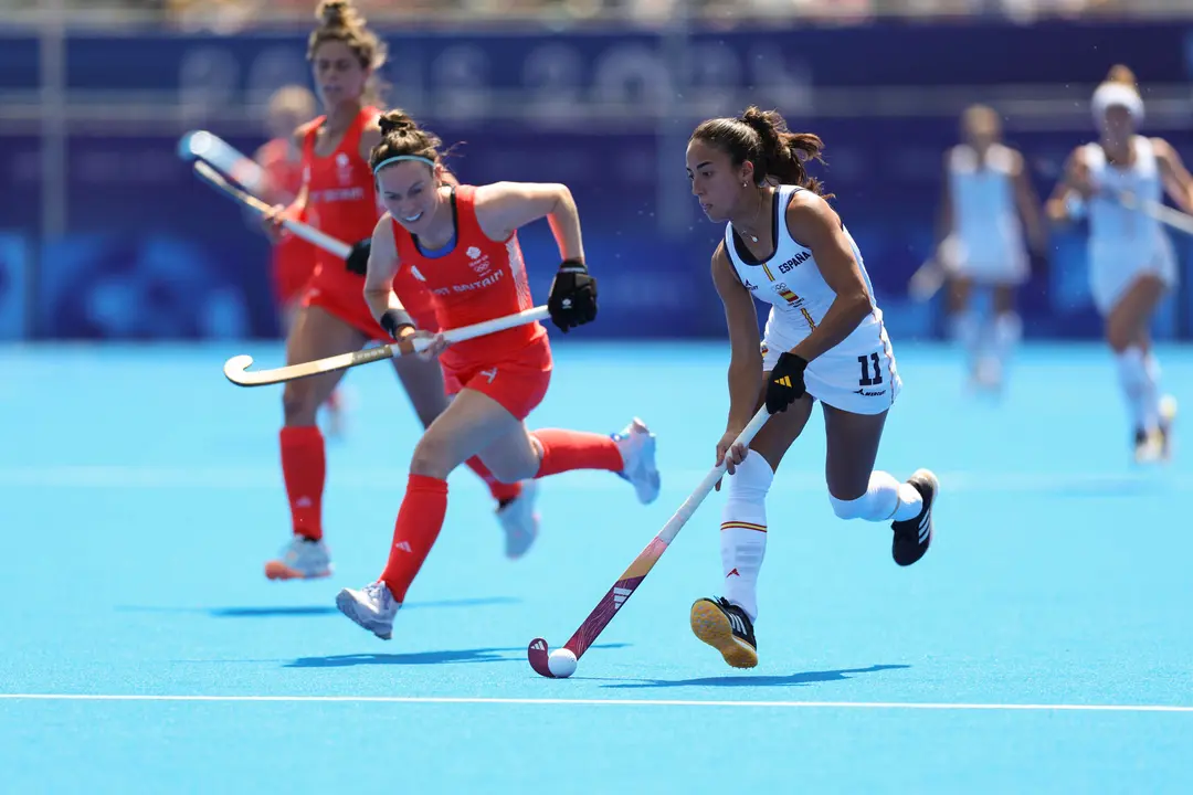 La espa&ntilde;ola Marta Segu (d) controla la bola durante el partido W06 del grupo B femenino en el marco de los Juegos Ol&iacute;mpicos de Par&iacute;s 2024 en Colombes, Francia, este domingo. EFE/ Sashenka Gutierrez