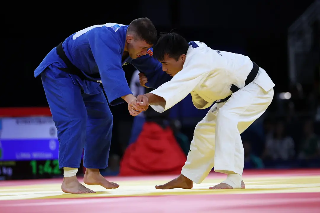 El judoka kazajo Gusman Kyrgyzbayev (blanco) compite ante el brasile&ntilde;o Willian Lima en un combate de semifinal del Cuadro B de Judo Masculino en la categor&iacute;a de -66 kilos de los Juegos Ol&iacute;mpicos de Par&iacute;s 2024 este domingo en Par&iacute;s. EFE/ Miguel Guti&eacute;rrez