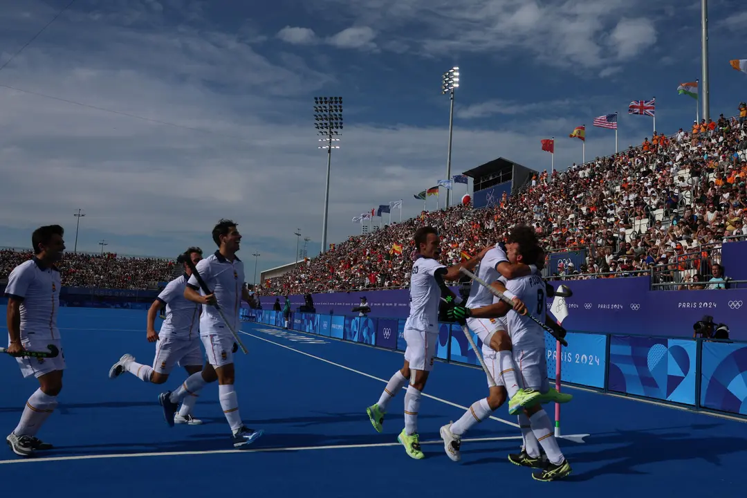 Los jugadores espa&ntilde;oles celebran la victoria ante Alemania tras el partido de Hockey sobre Hierba Masculino del Grupo A, en el marco de los Juegos Ol&iacute;mpicos de Par&iacute;s 2024 en el estadio Yves-du-Manoir de Colombes, Francia, este domingo. EFE/ Sashenka Guti&eacute;rrez