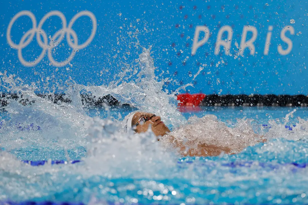 El espa&ntilde;ol Hugo Gonz&aacute;lez compite en la semifinal de 100m Espalda Masculino, en La Defense Arena en Nanterre, Francia, con motivo de los Juegos Ol&iacute;mpicos Par&iacute;s 2024, este domingo. EFE/ Lavandeira Jr