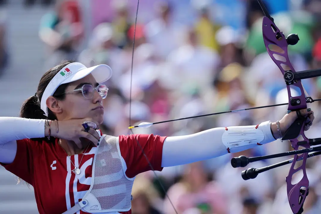 Ana Vazquez, del equipo mexicano femenino de tiro con arco en los Inv&aacute;lidos, de Francia. EPA/MARTIN DIVISEK