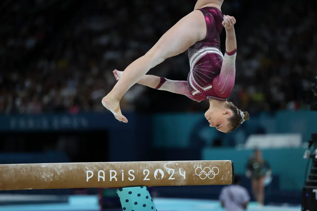 La gimnasta espa&ntilde;ola Laura Casabuena compite en la prueba de barra de equilibrio parte de la clasificaci&oacute;n de Gimnasia Art&iacute;stica femenina de los Juegos Ol&iacute;mpicos de Par&iacute;s 2024 este domingo, en el Bercy Arena de la capital francesa. EFE/ Miguel Guti&eacute;rrez