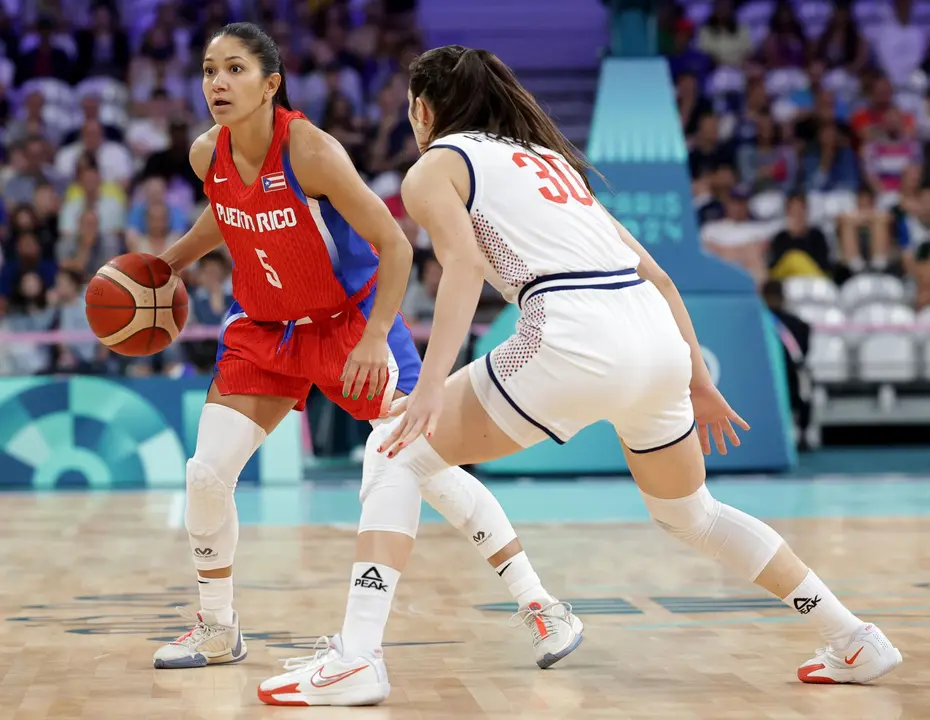 La jugadora de Puerto Rico Pamela Rosado (I) en acci&oacute;n ante la serbia Aleksandra Katanic durante el partido de baloncesto del grupo A jugado en el Pierre Mauroy Stadium en Villeneuve-d'Ascq, Francia.. EPA/ALEX PLAVEVSKI