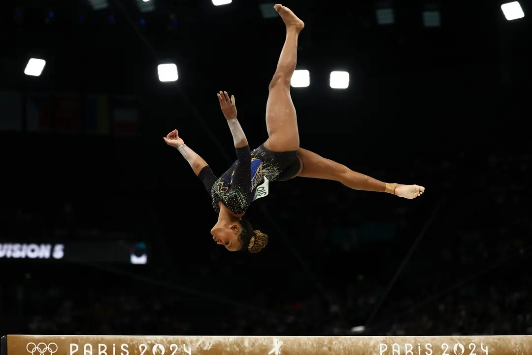 La brasile&ntilde;a Rebeca Andrade en el Bercy Arena en Par&iacute;s, Francia. EFE/EPA/ANNA SZILAGYI