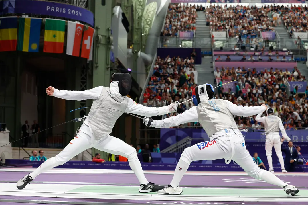 El esgrimista espa&ntilde;ol Carlos Llavador (i) se enfrenta al surcoreano Taegyu Ha (d) en su combate de florete individual masculino de los Juegos Ol&iacute;mpicos de Par&iacute;s 2024 en el Grand Palais, en Par&iacute;s, Francia. Llavador gan&oacute; por 15-13. EFE/ Julio Mu&ntilde;oz