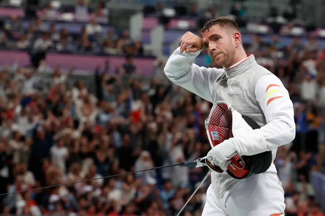 El esgrimista espa&ntilde;ol Carlos Llavador tras perder su combate de florete individual masculino contra el egipcio Mohamed Hamza. EFE/ Julio Mu&ntilde;oz