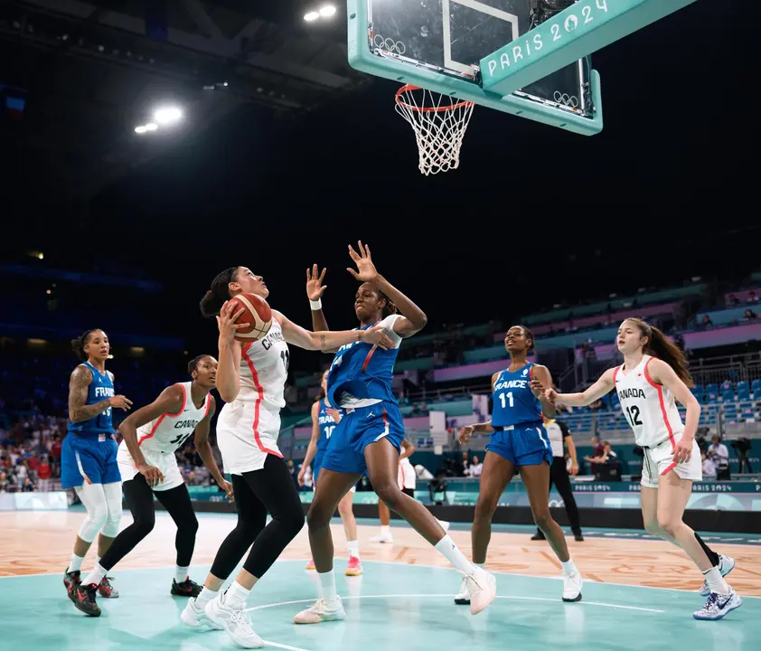 La francesa Dominique Malonga (3-d) en acci&oacute;n contr ala canadiense Natalie Achonwa (3-I) durante el partido del grupo B que han jugado Francia y Canad&aacute; en el Pierre Mauroy Stadium en Villeneuve-d'Ascq, Francia. EFE/EPA/ALEX PLAVEVSKI