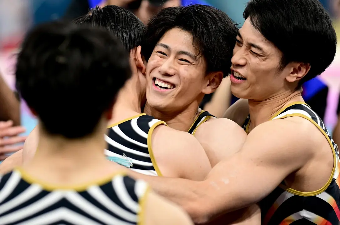 Daiki Hashimoto (c) es felicitado por sus compa&ntilde;eros tras la final de Gimnasia Art&iacute;sirca en el el Bercy Arena en Paris, Francia. EFE/EPA/CHRISTIAN BRUNA