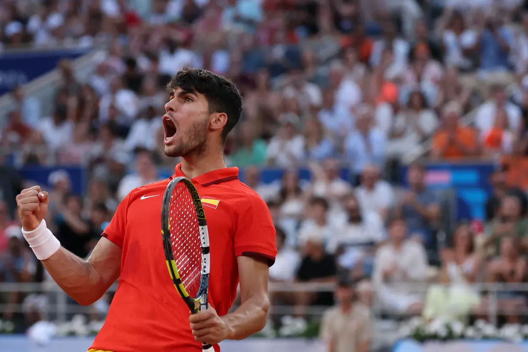 El tenista espa&ntilde;ol Carlos Alcaraz reacciona ante el holand&eacute;s Tallon Griekspoor durante el partido de tenis de segunda ronda individual masculino celebrado en el marco de los Juegos Ol&iacute;mpicos de Par&iacute;s, este lunes, en la pista Pista Philippe-Chatrier de la capital francesa. EFE/ Juanjo Mart&iacute;n