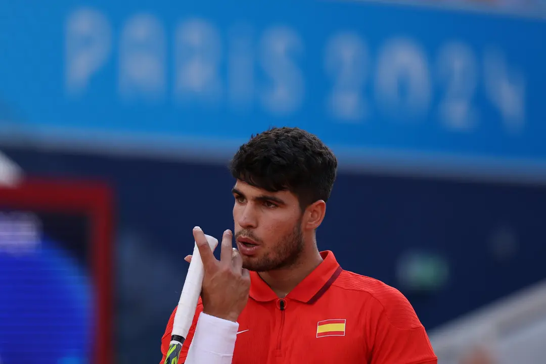 El tenista espa&ntilde;ol Carlos Alcaraz reacciona ante el holand&eacute;s Tallon Griekspoor durante el partido de tenis de segunda ronda individual masculino celebrado en el marco de los Juegos Ol&iacute;mpicos de Par&iacute;s, este lunes, en la pista Pista Philippe-Chatrier de la capital francesa. EFE/ Juanjo Mart&iacute;n