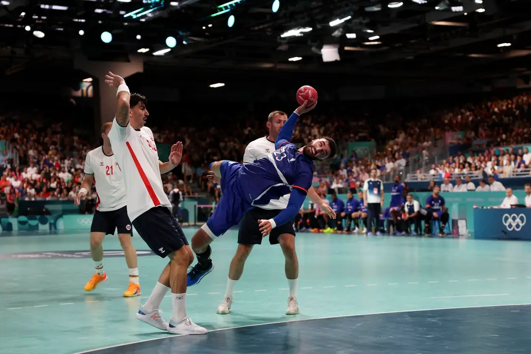 El franc&eacute;s Ludovic Fabregas (c) en acci&oacute;n durante el partido contra Noruega en el South Paris Arena en Paris, Francia. EFE/EPA/RITCHIE B. TONGO