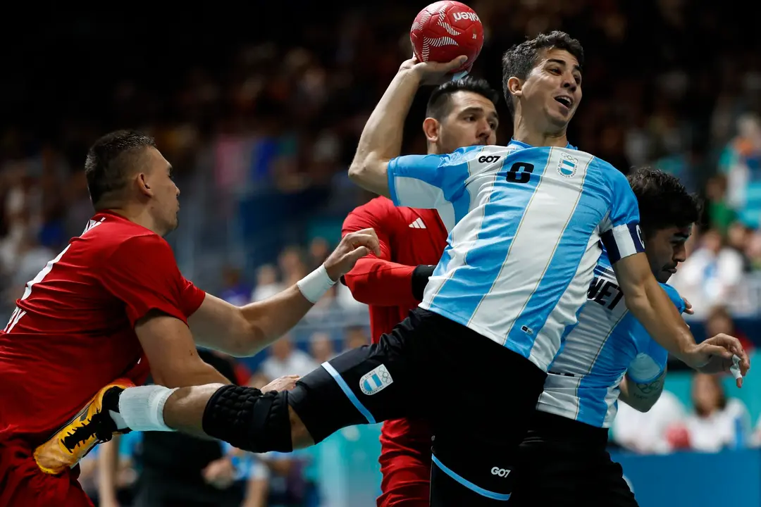El argentino Diego Simonet (d) trata de lanzar ante la fuerte defensa h&uacute;ngara durante el partido del grupo B que han jugado Argentina y Hungr&iacute;a en el grupo B en el South Paris Arena en Par&iacute;s, Francia. EFE/EPA/RITCHIE B. TONGO