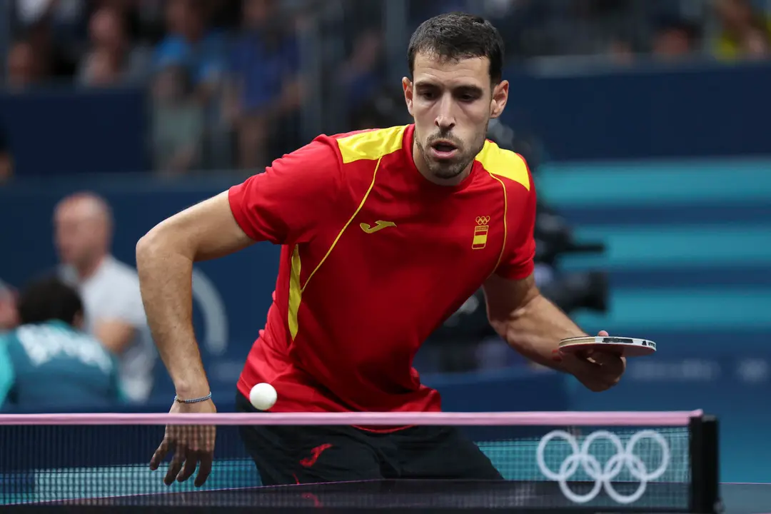 El jugador espa&ntilde;ol &Aacute;lvaro Robles se dispone a sacar ante el brasile&ntilde;o Hugo Calder&oacute;n durante su partido eliminatorio de tenis de mesa masculino de los Juegos Ol&iacute;mpicos de Par&iacute;s 2024 disputado en Par&iacute;s. EFE/ Miguel Guti&eacute;rrez