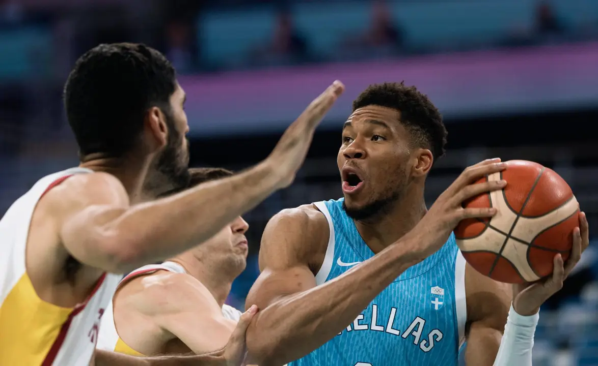 El griegoGiannis Antetokounmpo (d) en acci&oacute;n contra el espa&ntilde;ol Santi Aldama durante el partido entre Espa&ntilde;a y Grecia en los Juegos Ol&iacute;mpicos de Par&iacute;s 2024, en el Pierre Estadio Mauroy en Villeneuve-d'Ascq, Francia. EFE/EPA/ALEX PLAVEVSKI