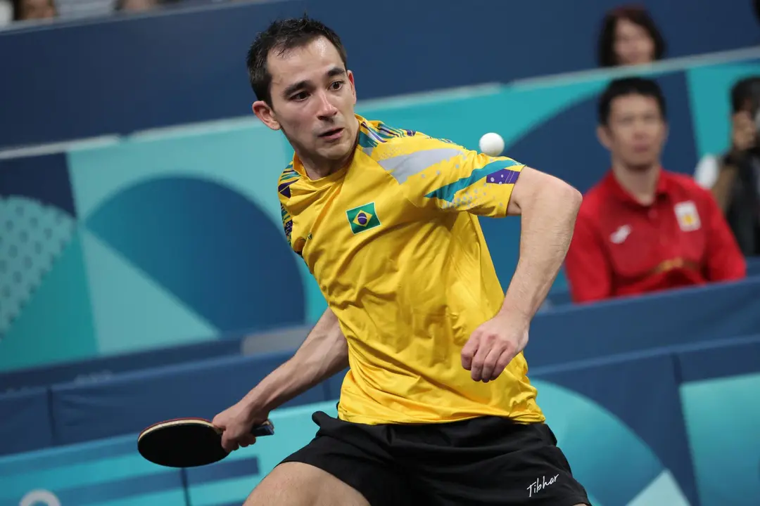 El brasile&ntilde;o Hugo Calderano durante el partido ante el espa&ntilde;ol &Aacute;lvaro Robles. EFE/EPA/TERESA SUAREZ