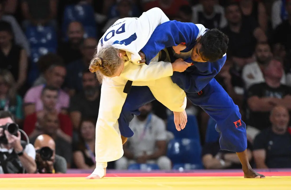 Prisca Awiti Alcaraz, azul) durante su combate con la austr&iacute;aca Lubjana Piovesana este martes. EFE/EPA/CAROLINE BLUMBERG