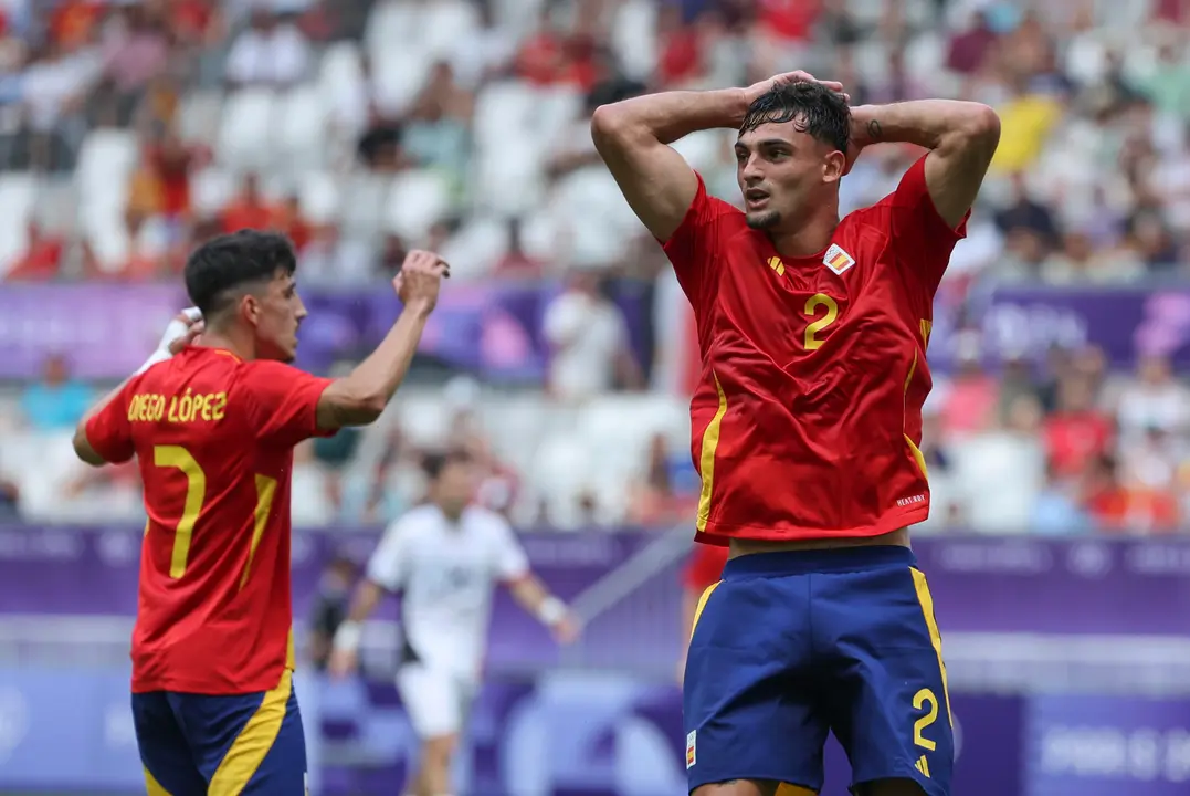 El futbolista espa&ntilde;ol Marc Pubill (d) se lamenta de una ocasi&oacute;n perdida ante Egipto durante su partido del Grupo C de f&uacute;tbol masculino de los Juegos Ol&iacute;mpicos de Par&iacute;s 2024. EFE/ Kiko Huesca